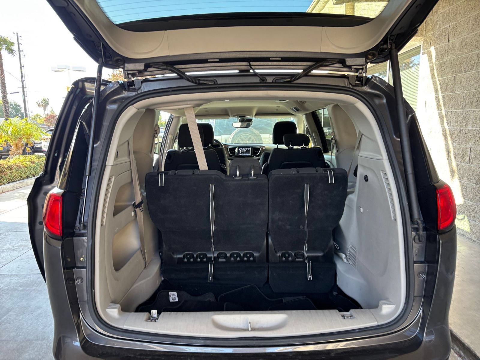 Used 2023 Chrysler Voyager LX FWD image 33