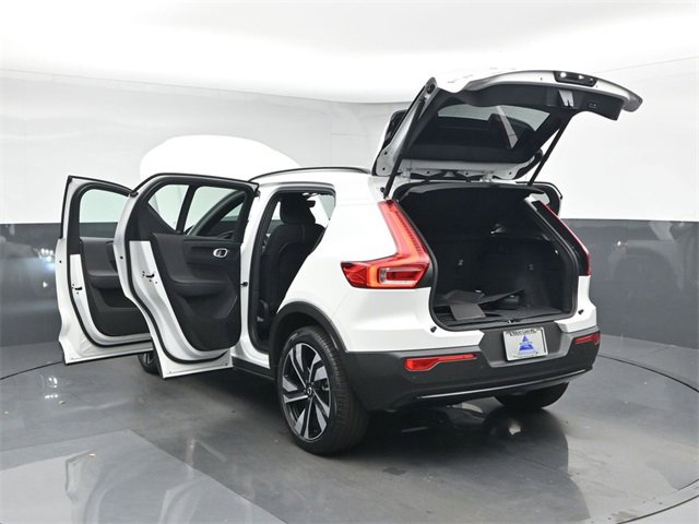 Used 2024 Volvo XC40 B5 Plus image 6