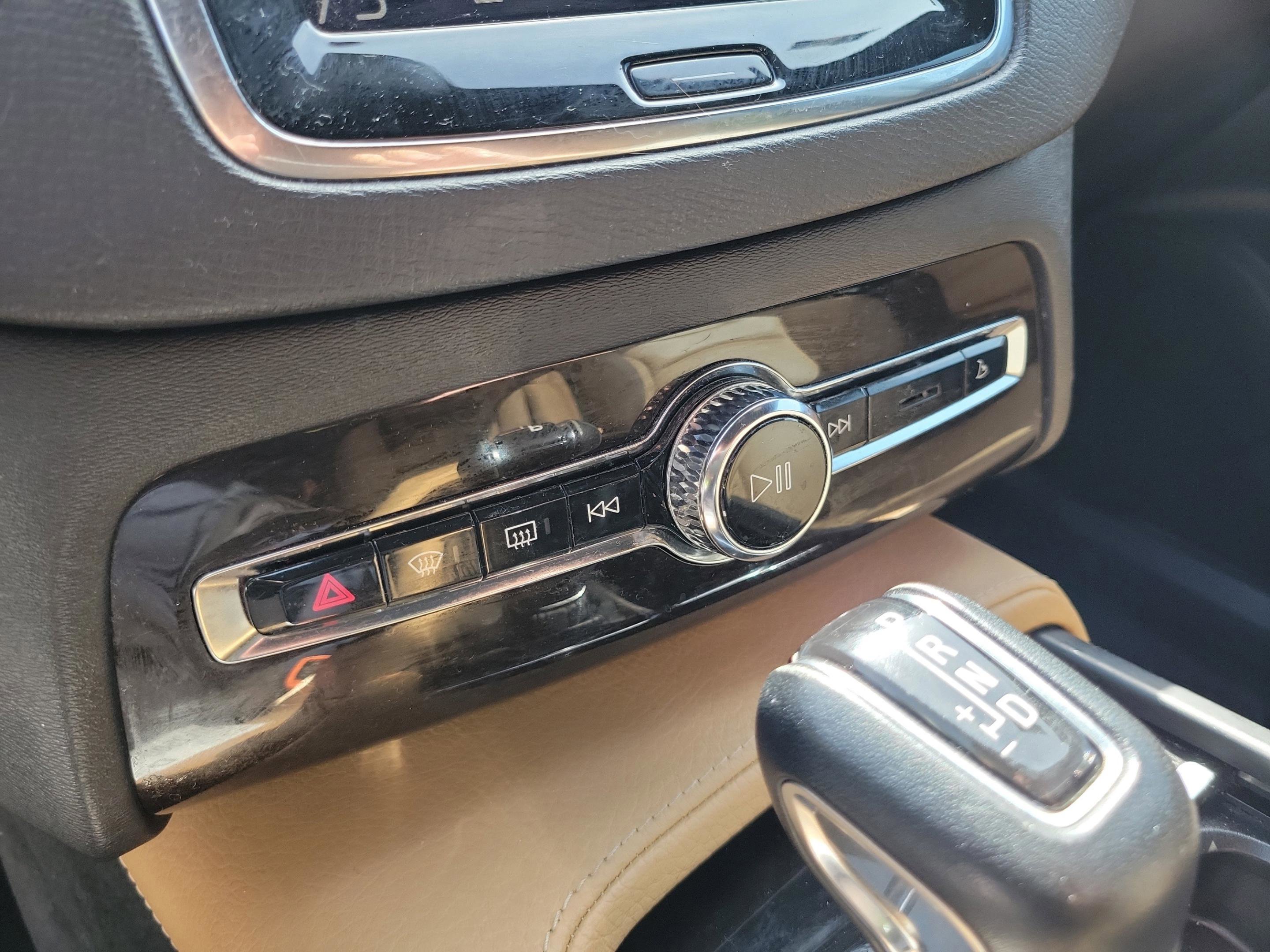 Used 2017 Volvo XC90 T6 Momentum w/ Vision Package image 20