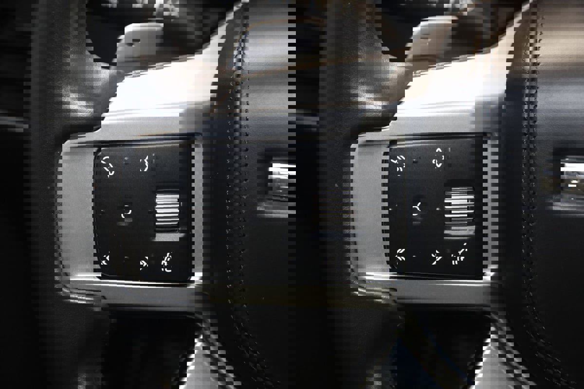 Used 2023 Land Rover Discovery Metropolitan Edition image 39