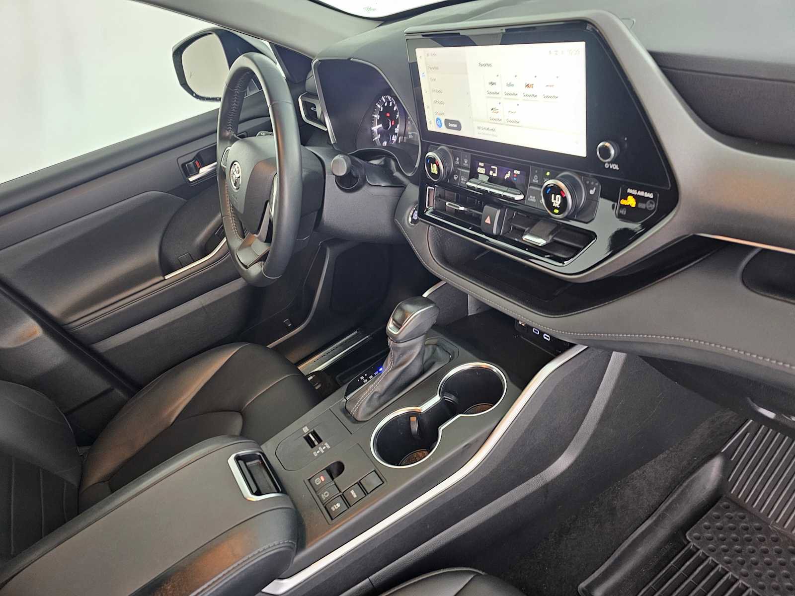 Used 2023 Toyota Highlander XLE image 11