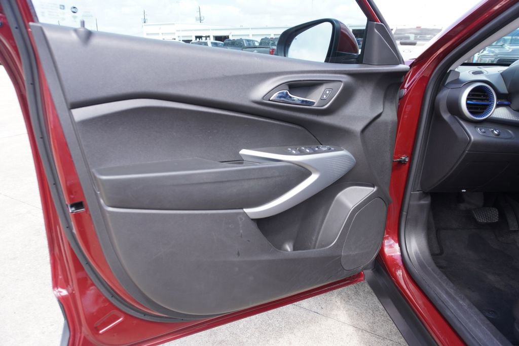 Used 2025 Chevrolet Trax LS w/ LS Convenience Package FWD image 8