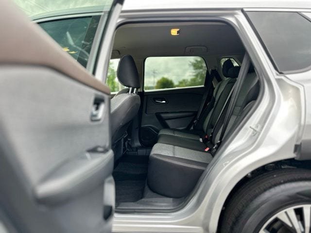 Used 2022 Nissan Rogue SV AWD/4WD image 18