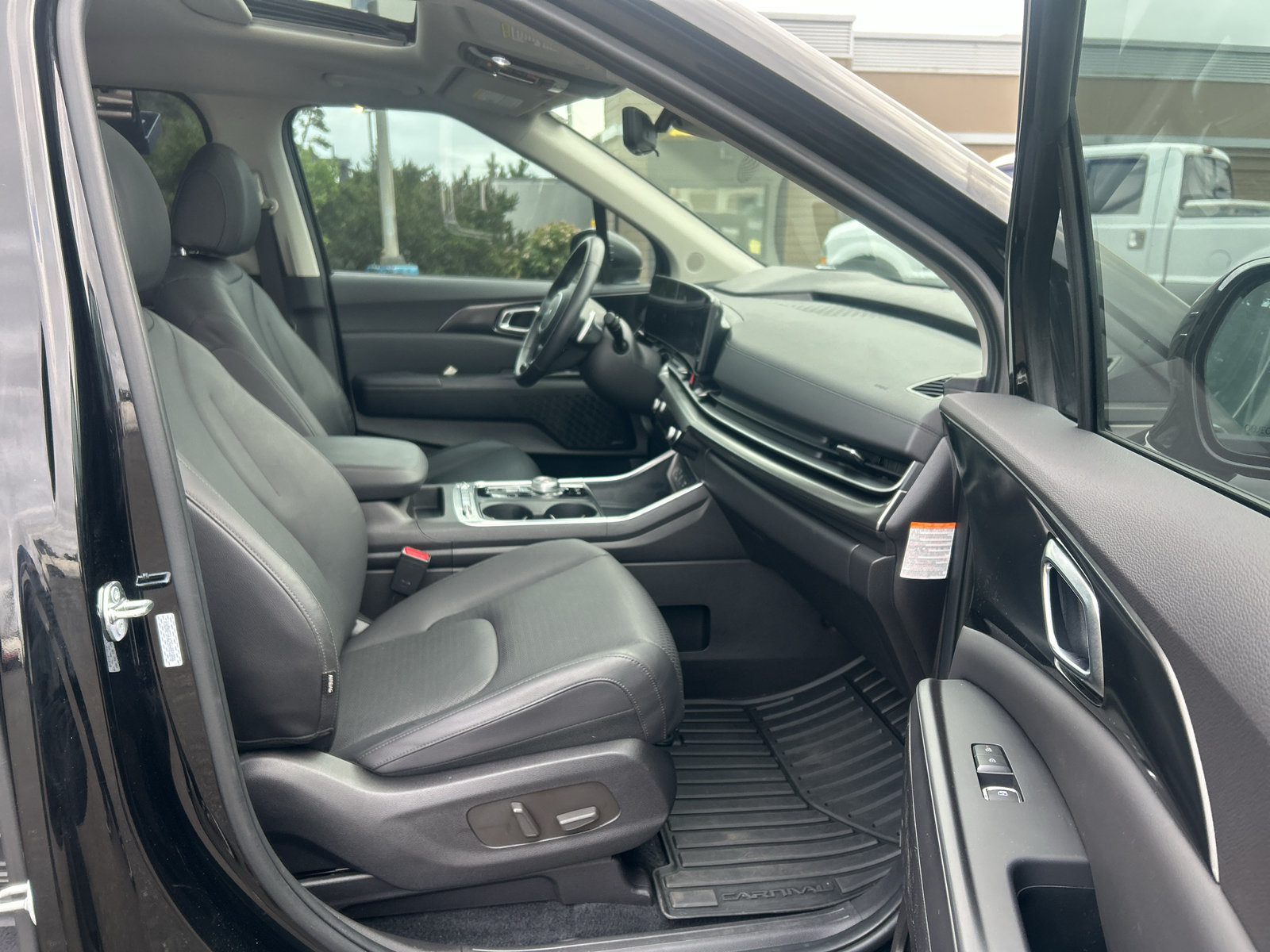 Used 2025 Kia Carnival SX Prestige FWD image 28