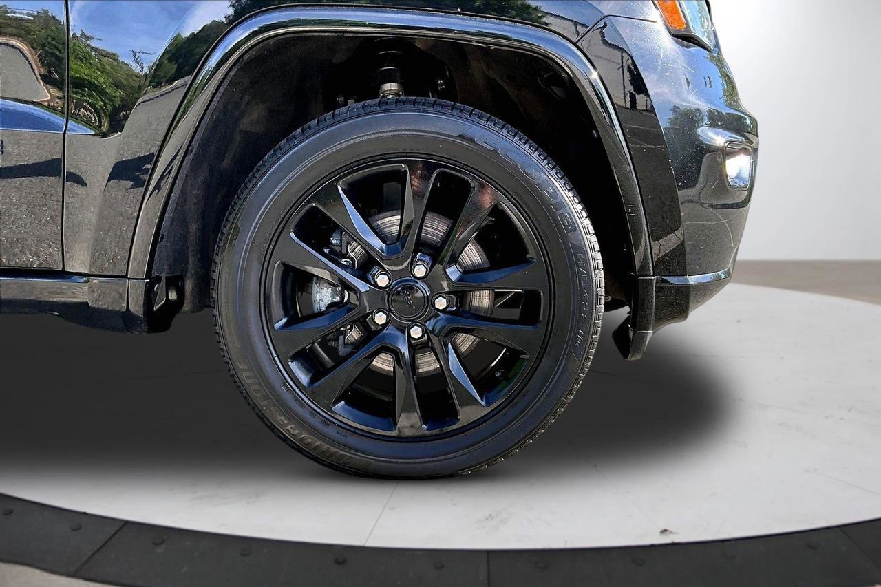 Certified 2022 Jeep Grand Cherokee Laredo X AWD/4WD image 35
