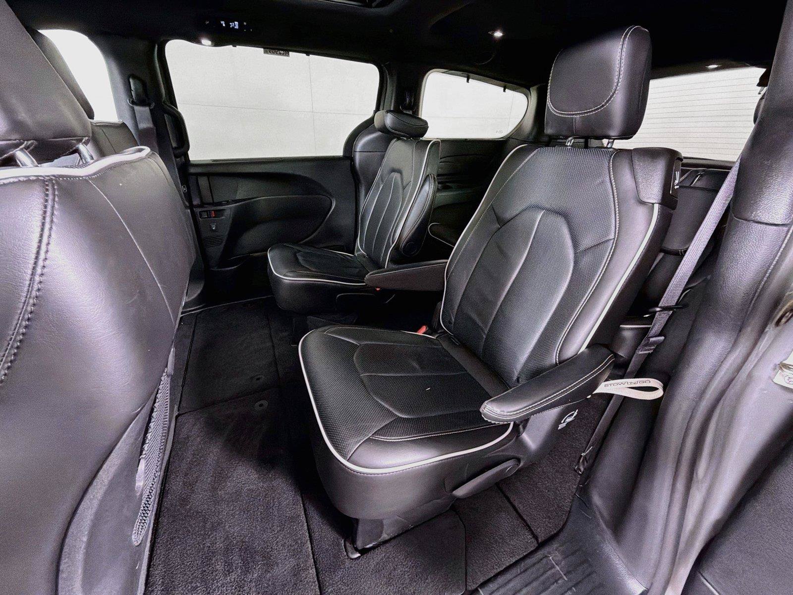 Used 2025 Chrysler Pacifica Limited FWD image 26