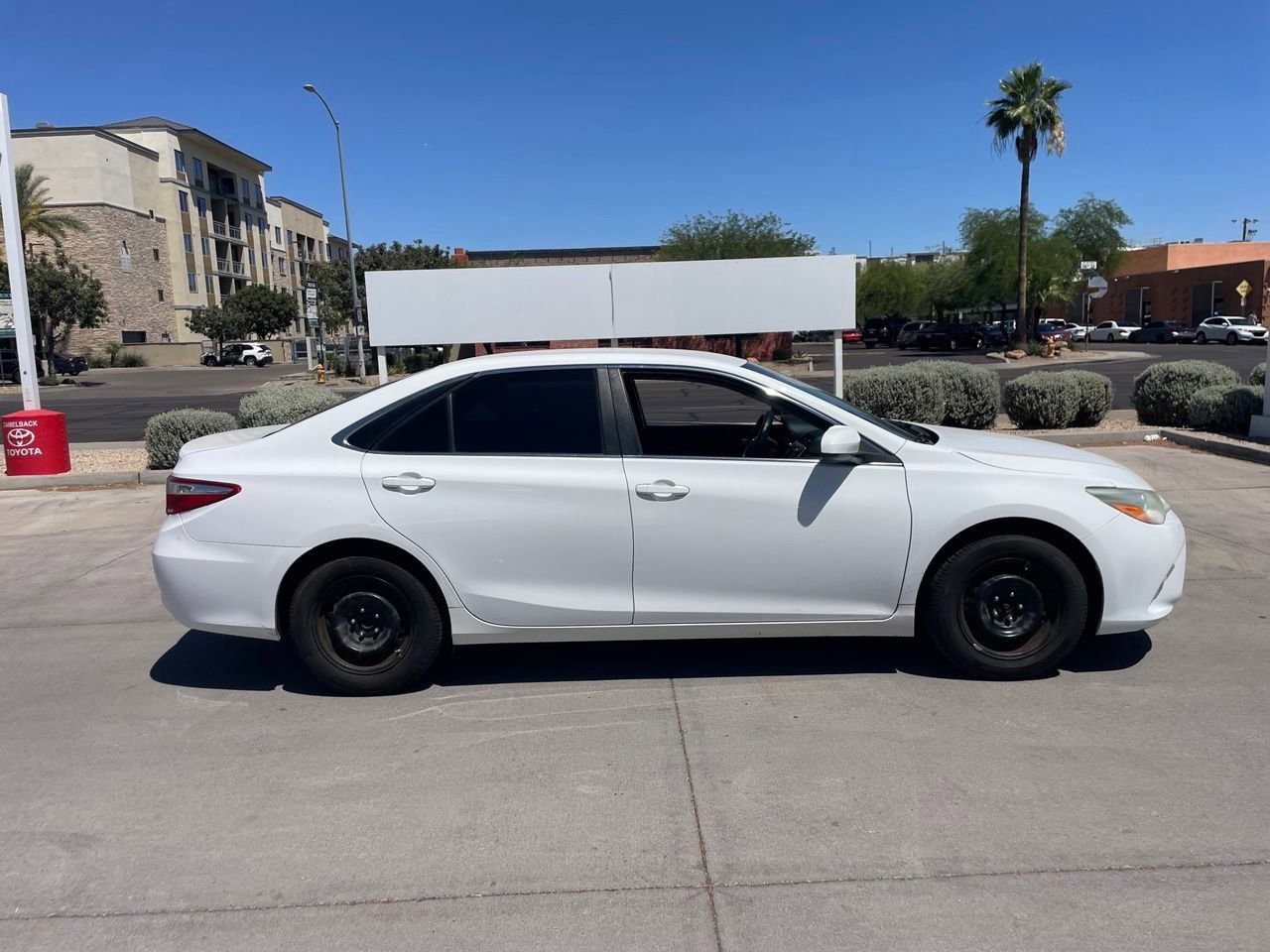 Used 2015 Toyota Camry LE FWD image 3
