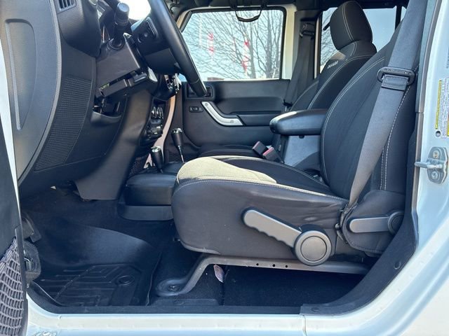 Used 2016 Jeep Wrangler Unlimited Sahara w/ Connectivity Group image 17