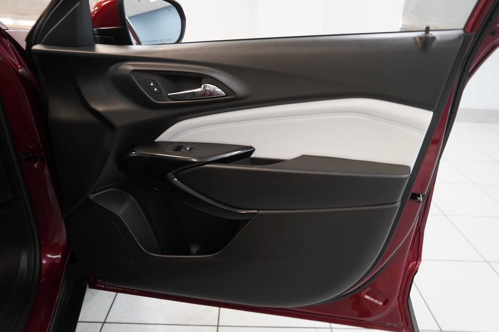 Used 2025 Chevrolet Trax LT w/ Driver Confidence Package FWD image 30