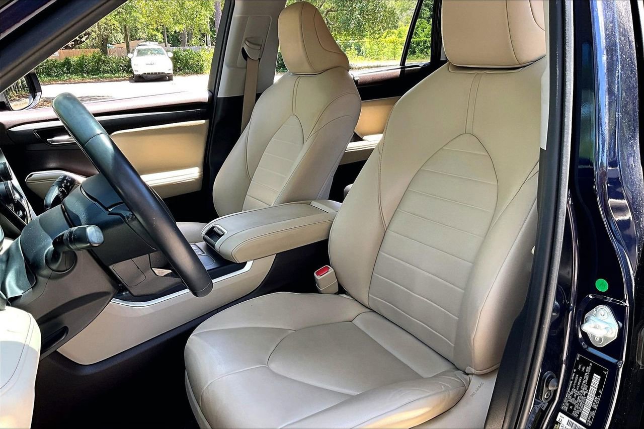 Used 2020 Toyota Highlander XLE FWD image 18