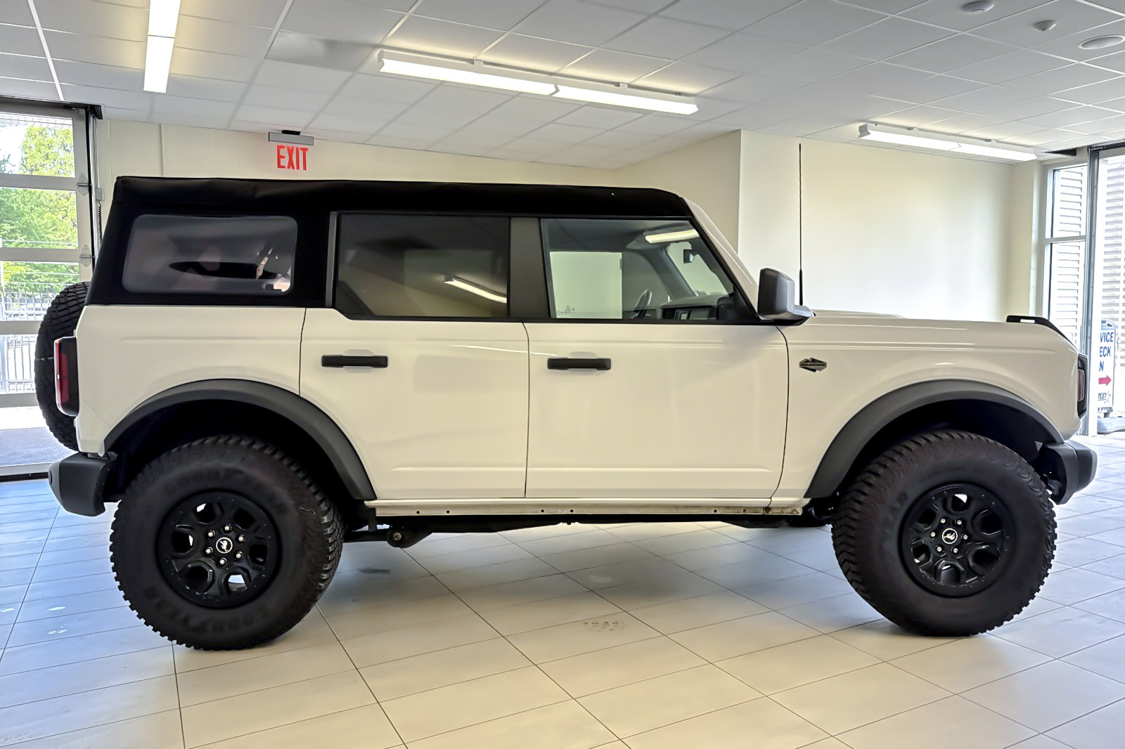Certified 2023 Ford Bronco Wildtrak AWD/4WD image 3