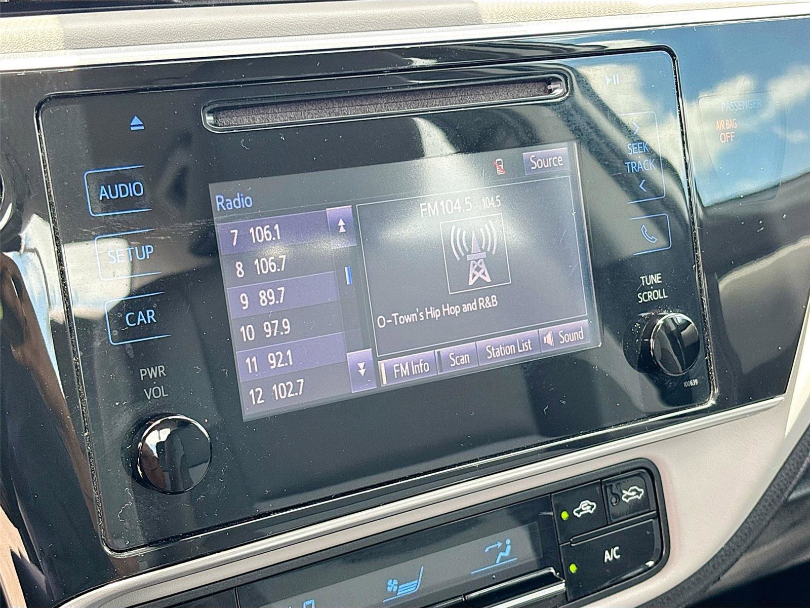 Used 2018 Toyota Corolla LE FWD image 14