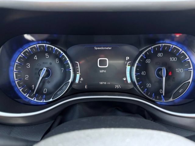 Used 2025 Chrysler Pacifica Select FWD image 40