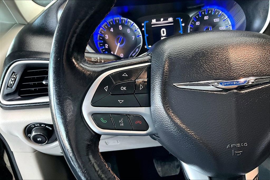 Used 2017 Chrysler Pacifica Touring-L image 11