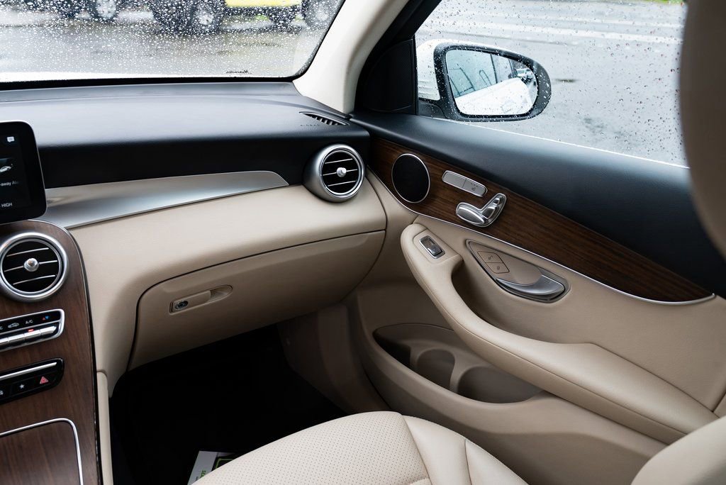 Used 2022 Mercedes-Benz GLC 300 4MATIC image 3