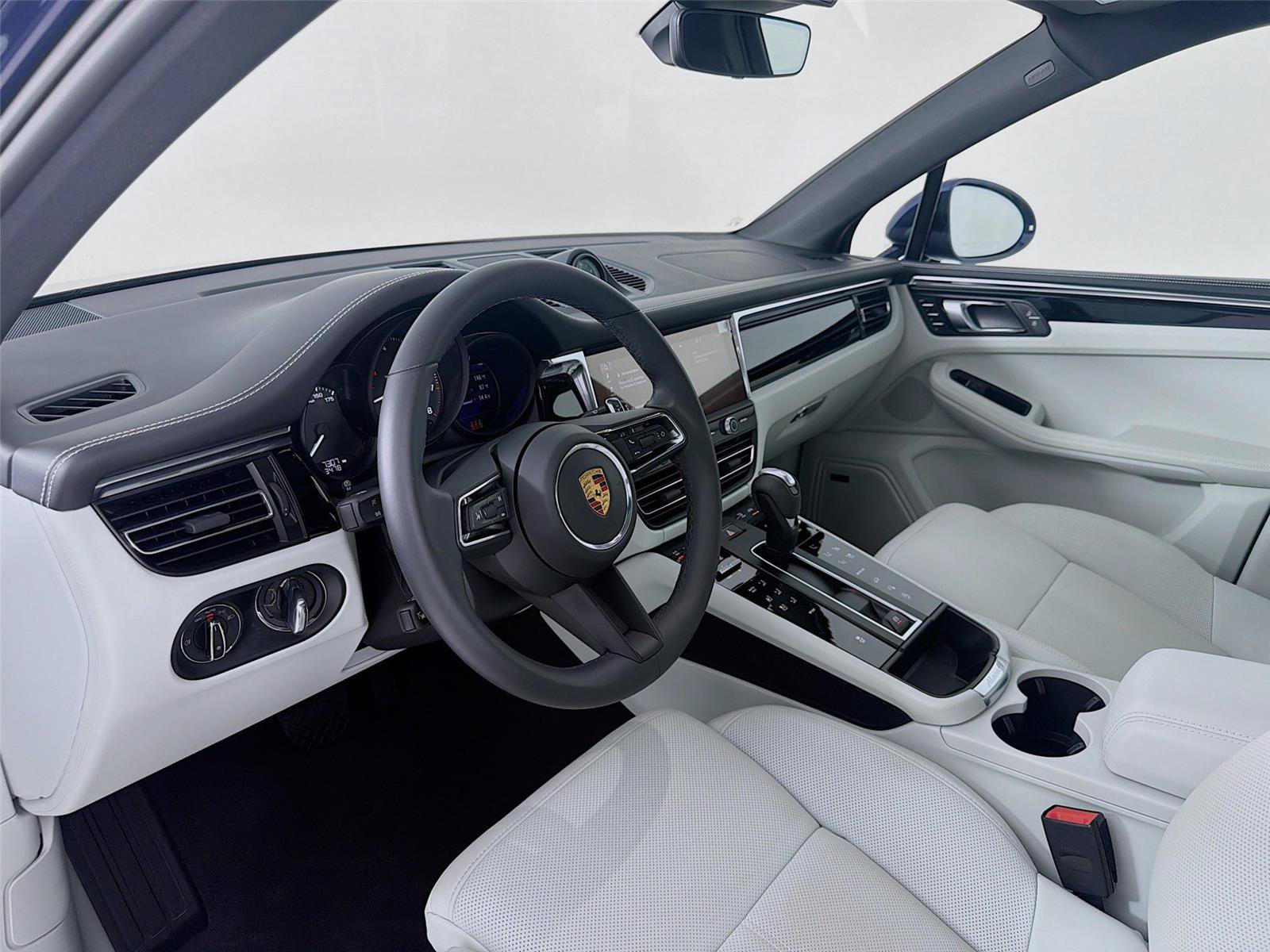 Certified 2026 Porsche Macan Turbo AWD/4WD image 4
