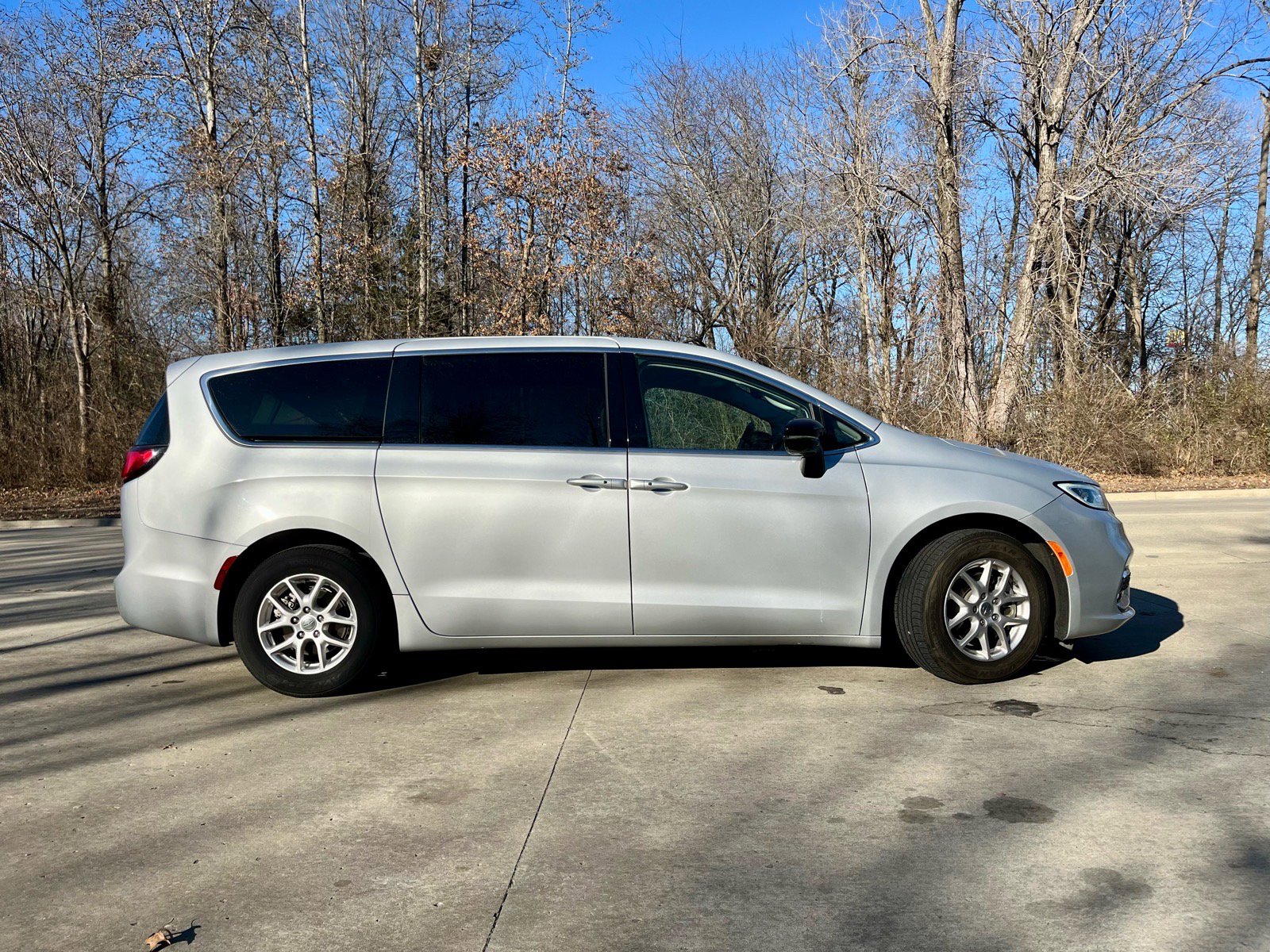 Used 2024 Chrysler Pacifica Touring-L FWD image 5