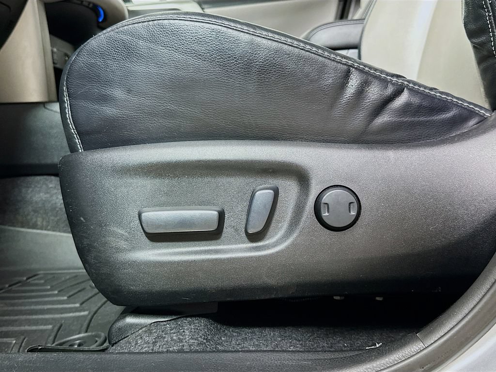 Used 2017 Toyota RAV4 Platinum FWD image 23