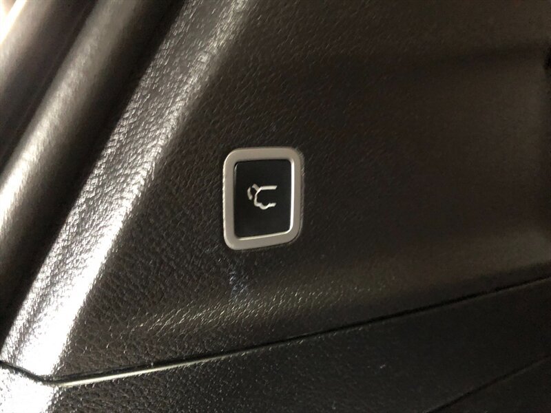 Used 2018 Chrysler Pacifica Limited w/ Tire & Wheel Group FWD image 36