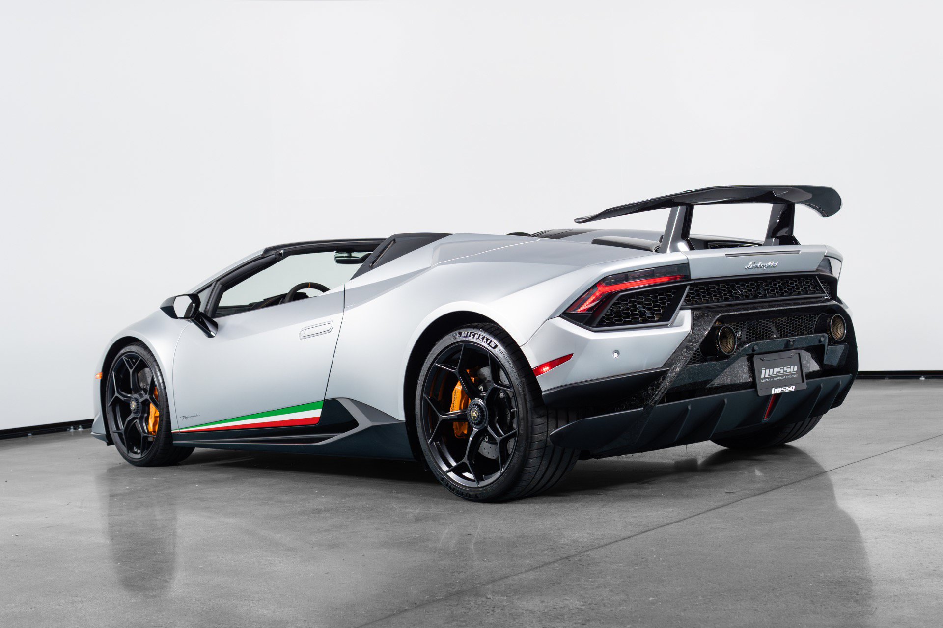 Used 2018 Lamborghini Huracan Performante AWD/4WD image 4
