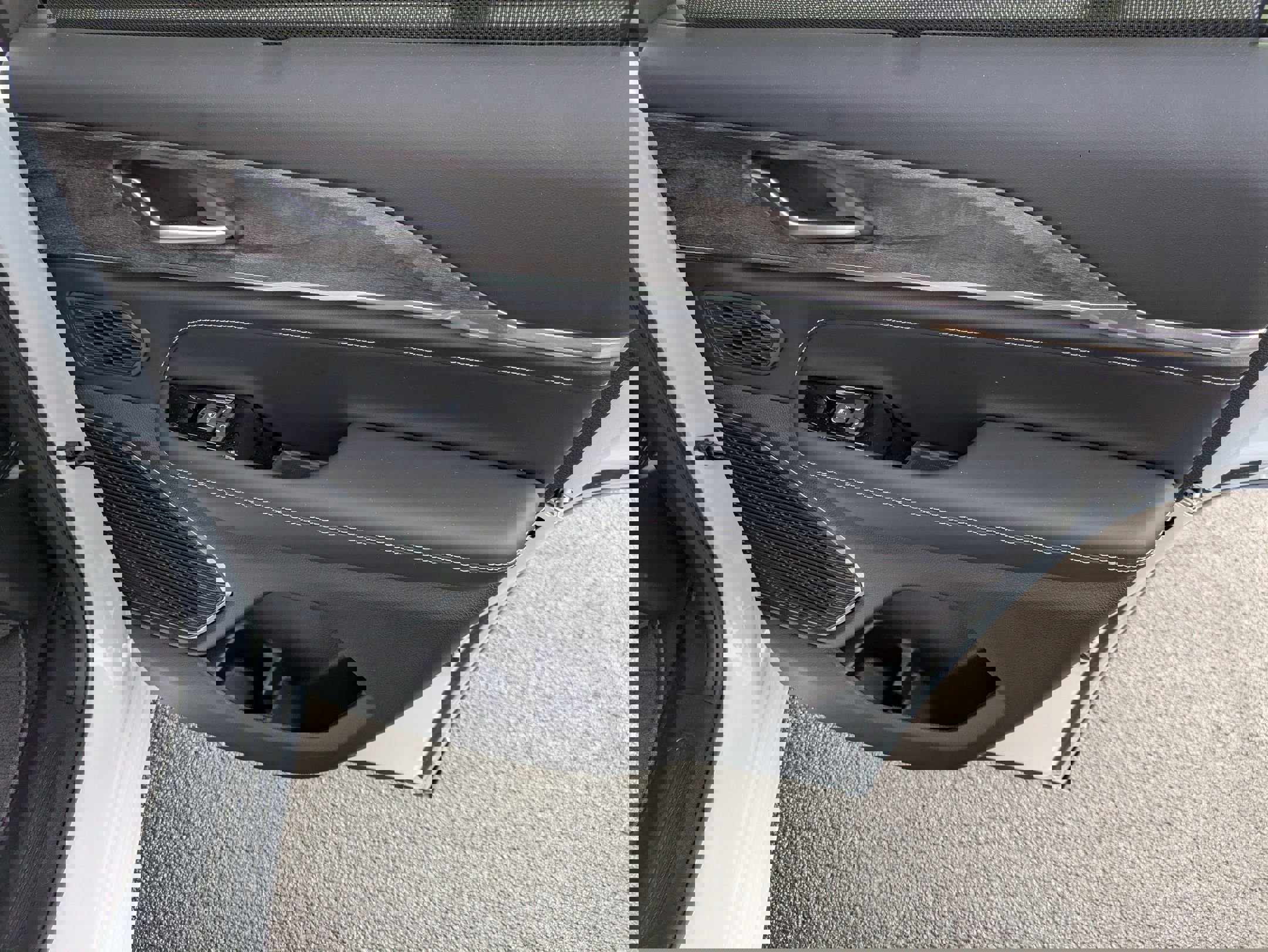 Certified 2025 Jeep Grand Cherokee Overland w/ Luxury Tech Group IV image 31