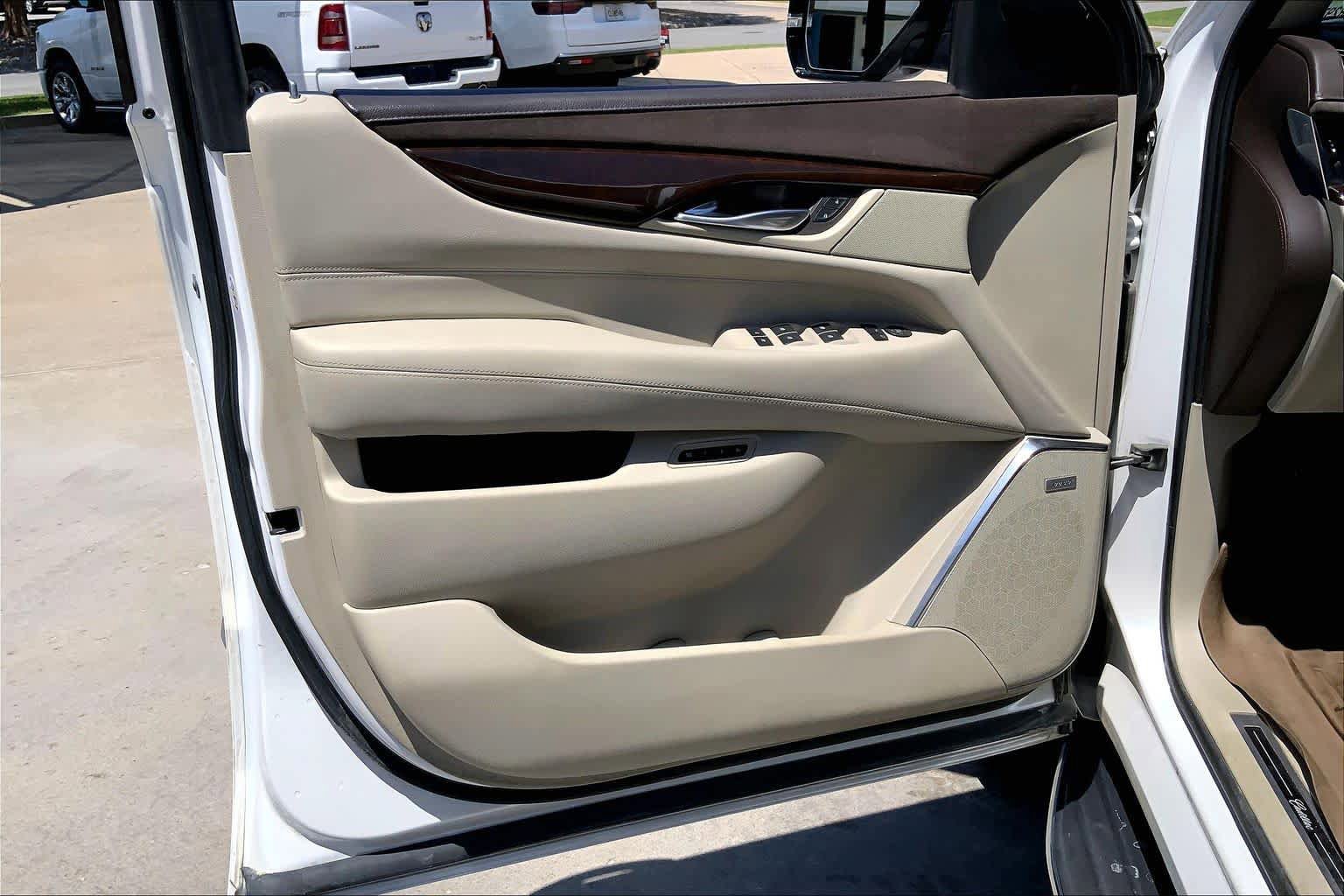 Used 2017 Cadillac Escalade Luxury AWD/4WD image 21