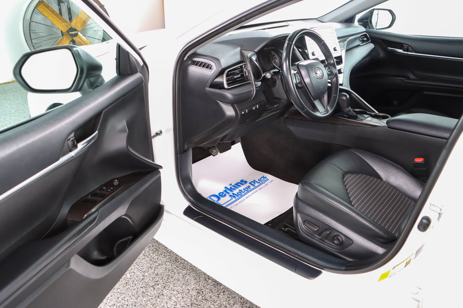 Used 2022 Toyota Camry SE FWD image 3