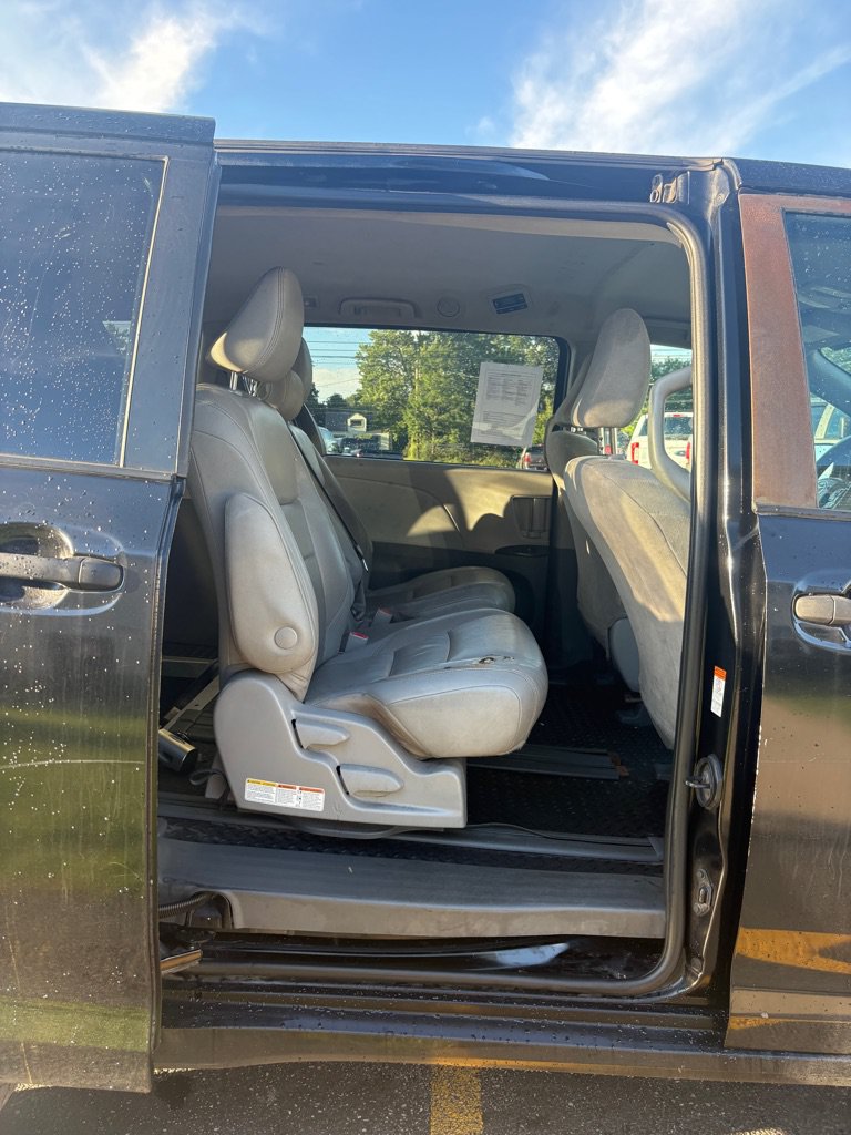 Used 2020 Toyota Sienna L FWD image 12