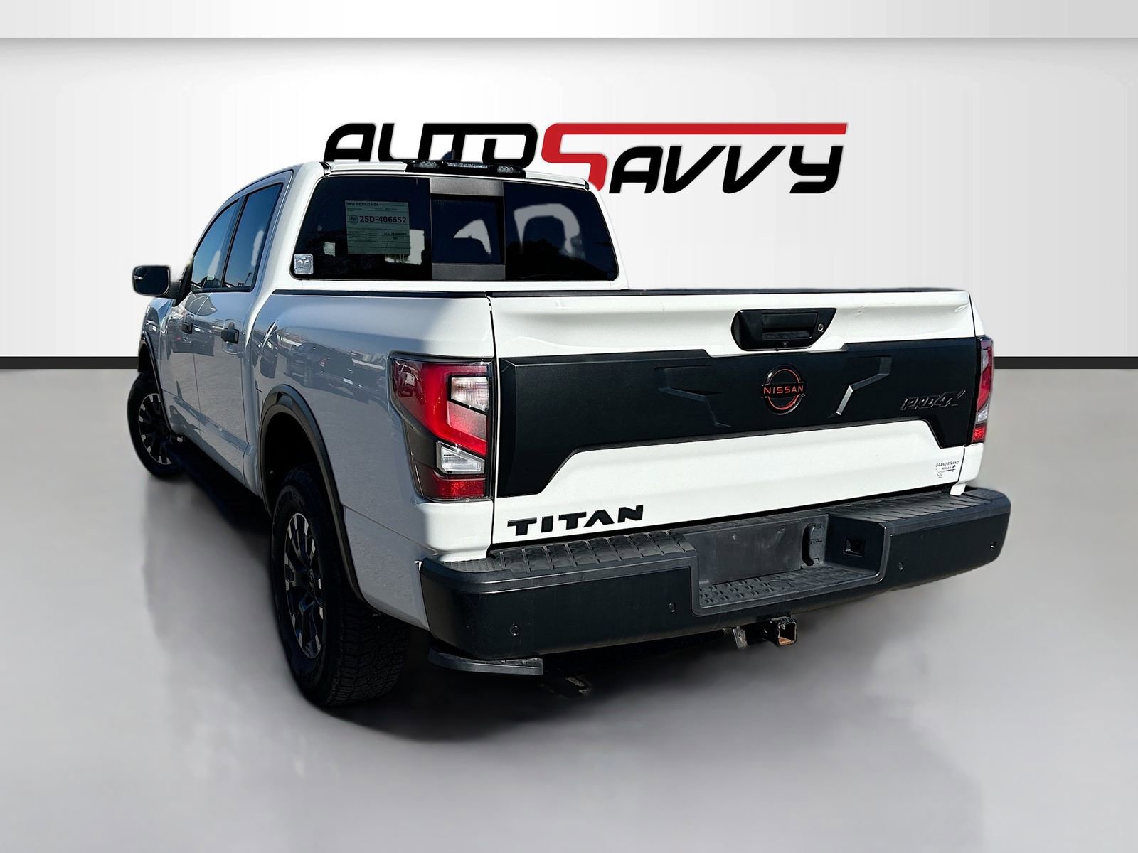 Used 2023 Nissan Titan PRO-4X w/ Pro-4x Convenience Package AWD/4WD image 5