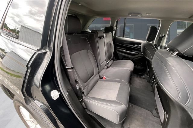 Used 2024 Jeep Grand Cherokee Laredo AWD/4WD image 24