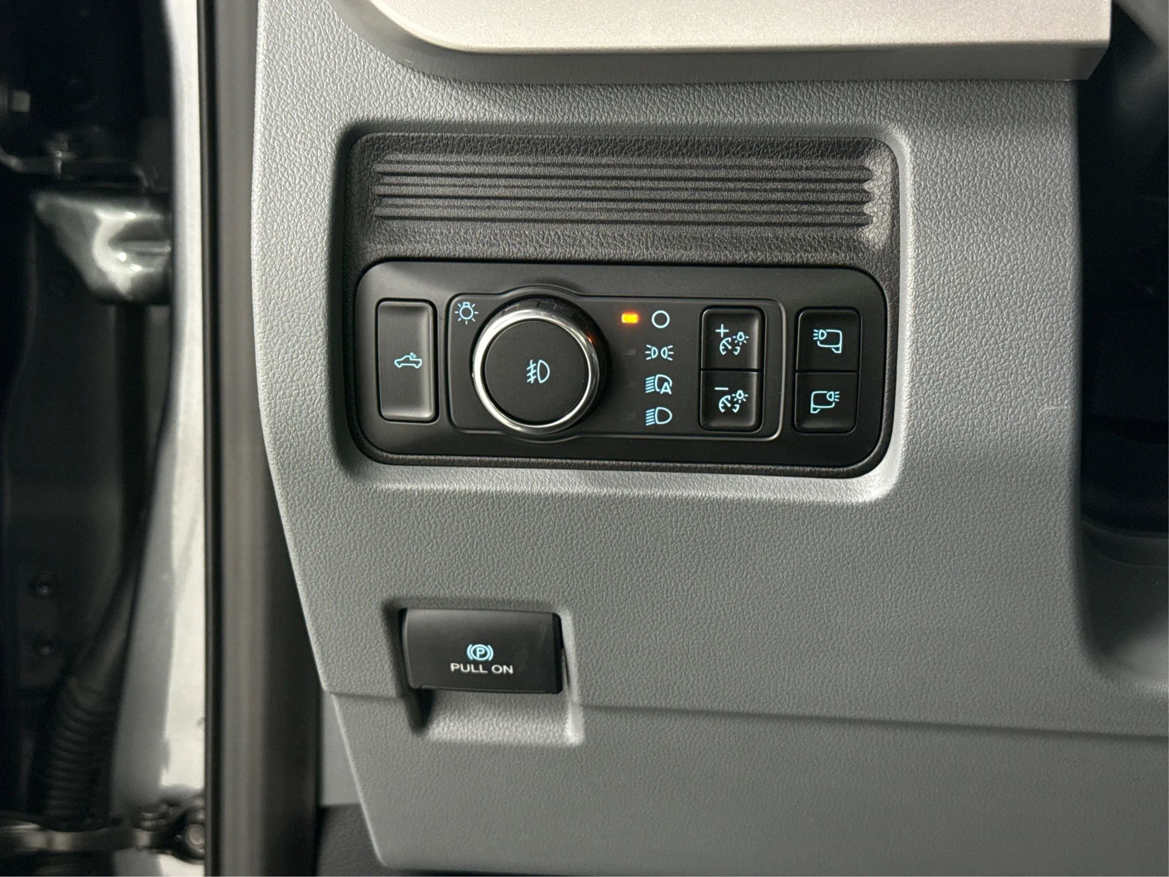 Used 2025 Ford F350 XLT w/ FX4 Off-Road Package image 17