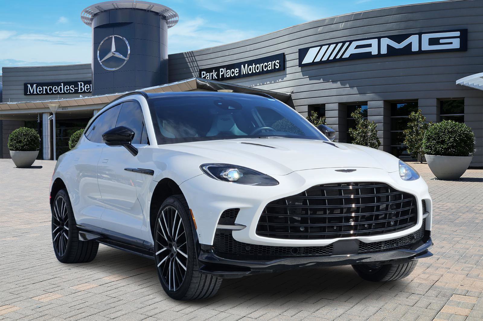 Used 2023 Aston Martin DBX 707 image 2