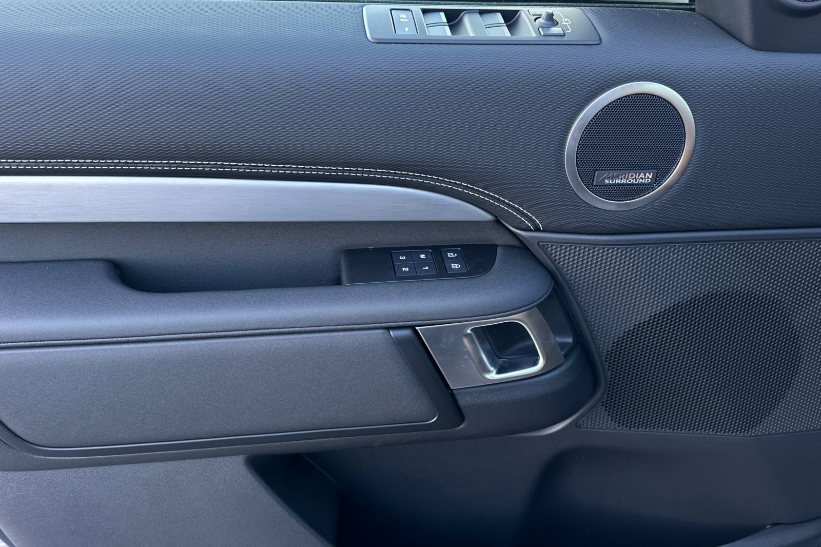 New 2025 Land Rover Discovery Dynamic SE image 10