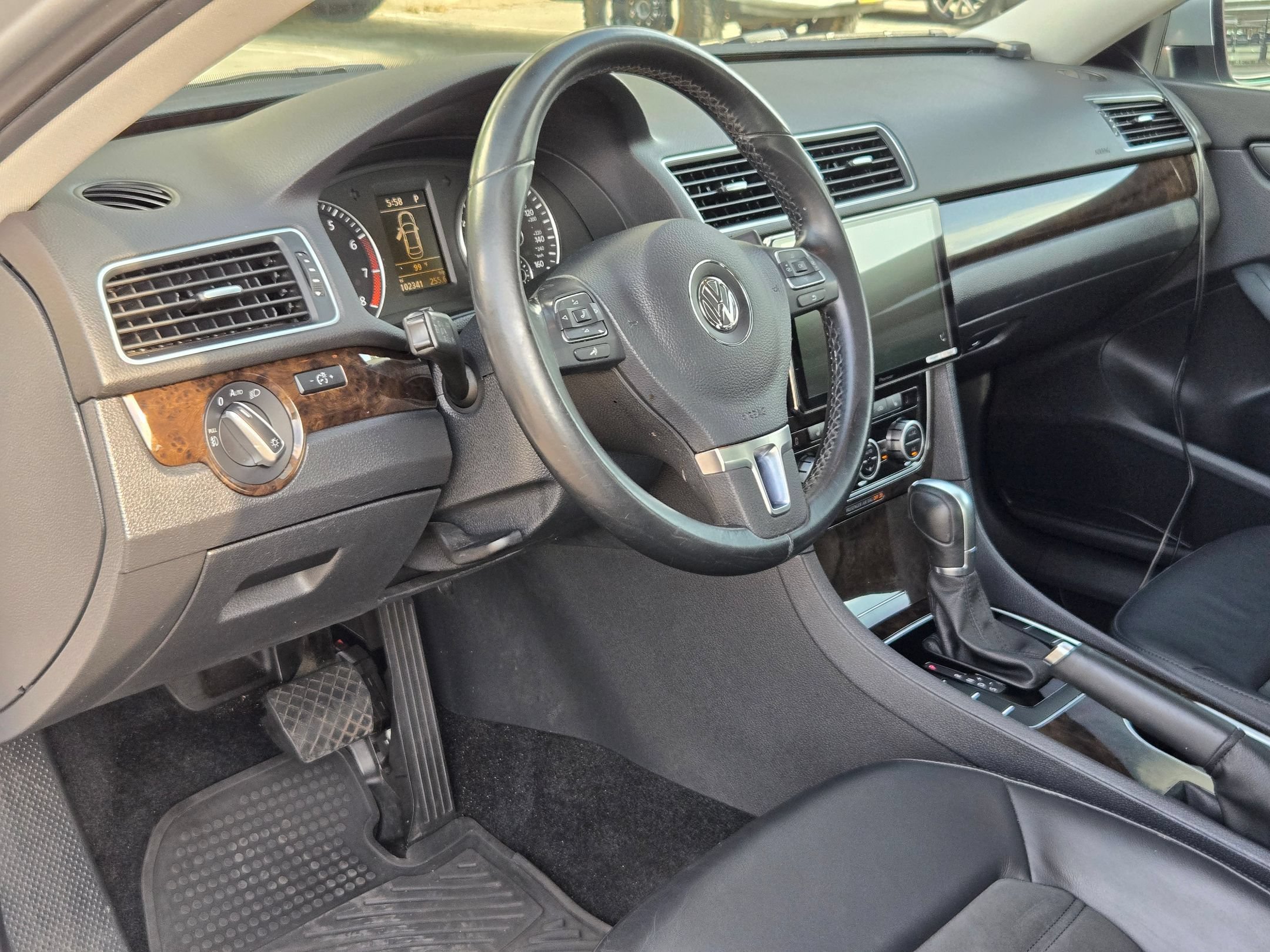 Used 2015 Volkswagen Passat 1.8T SEL Premium FWD image 12
