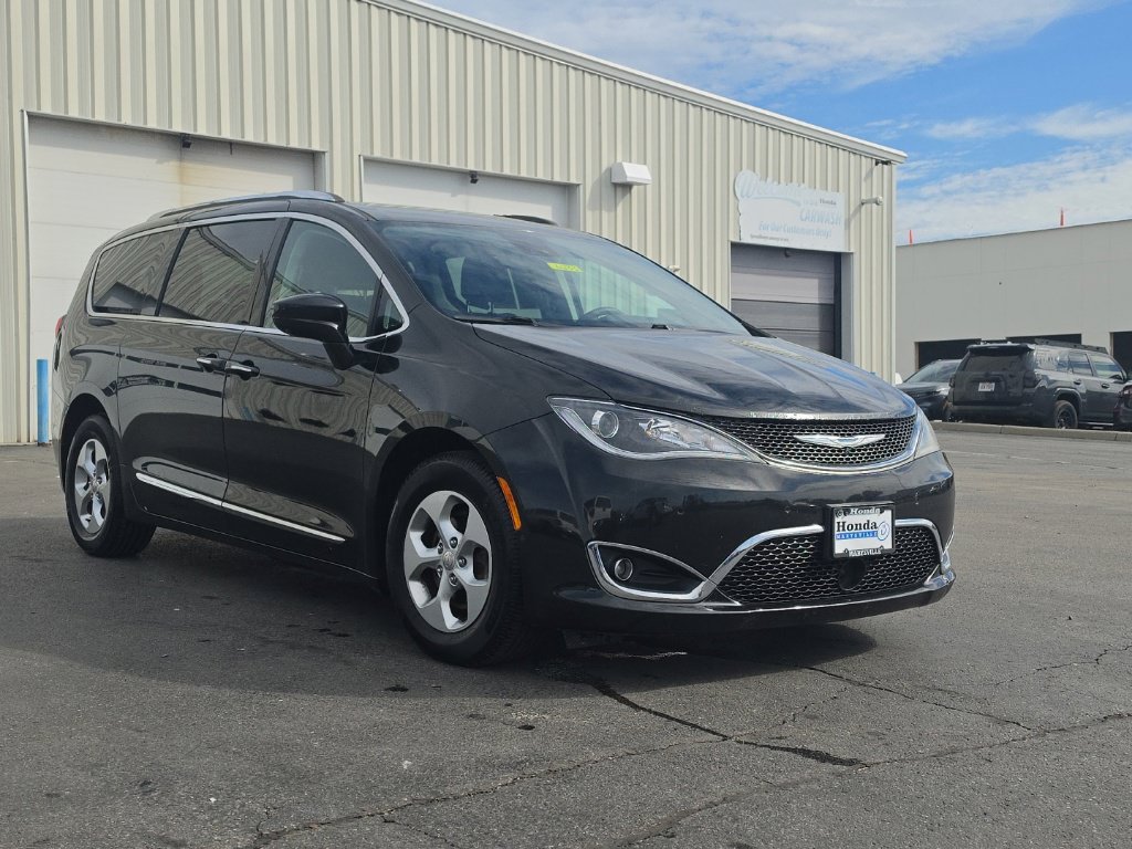 Used 2017 Chrysler Pacifica Touring-L Plus w/ Advanced Safetytec Group FWD image 5