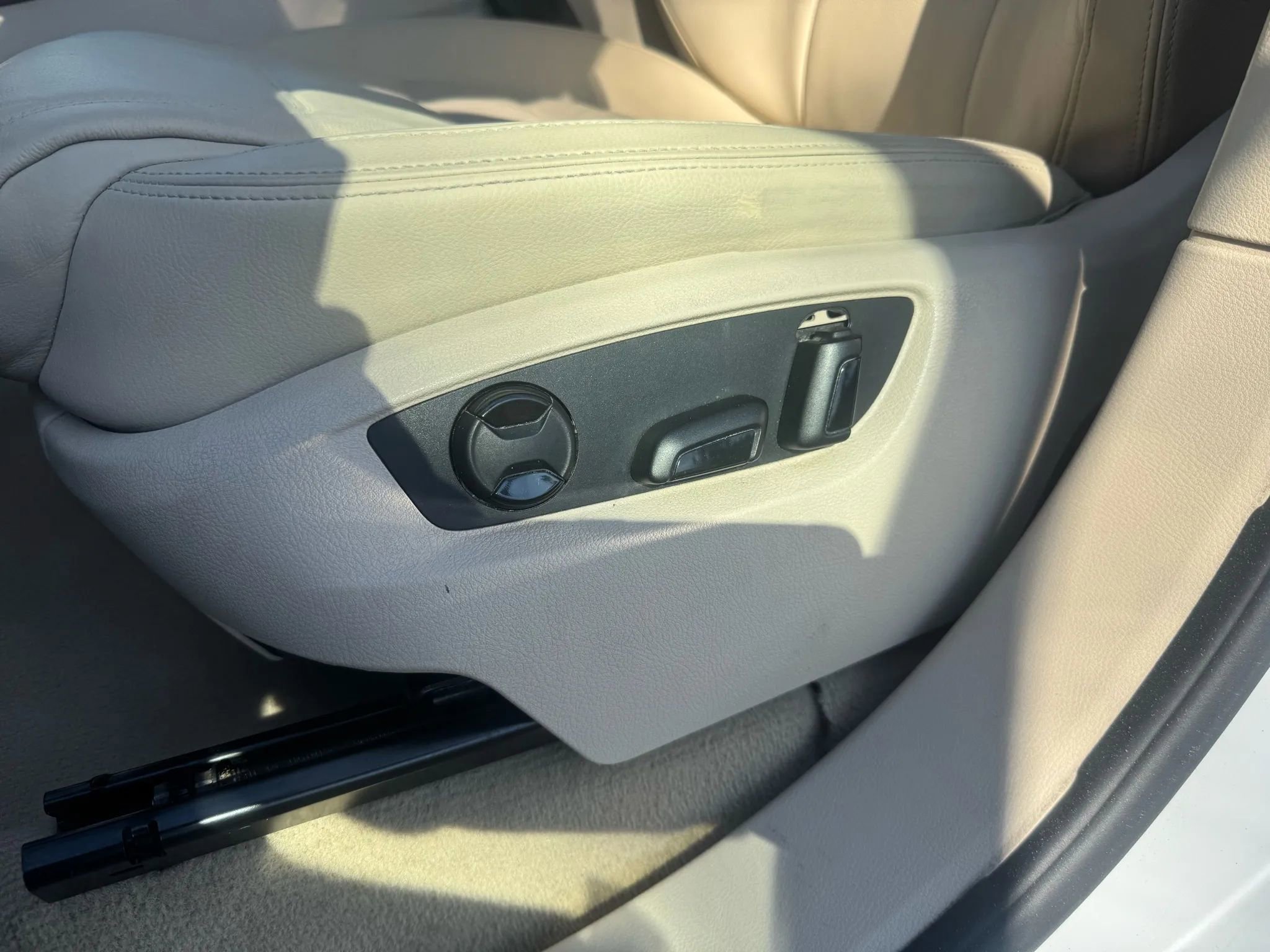 Used 2015 Volkswagen Touareg VR6 image 18