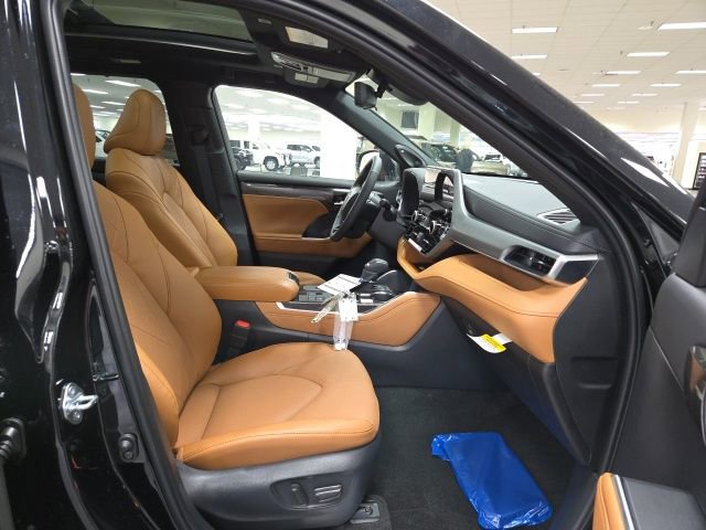 New 2026 Toyota Highlander Platinum image 8
