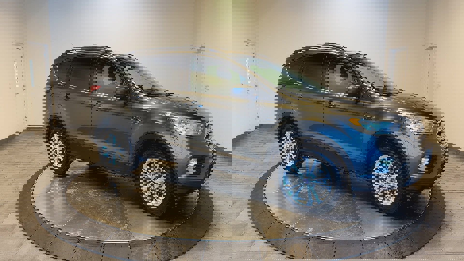 Used 2017 Ford Escape SE w/ Equipment Group 201A image 2