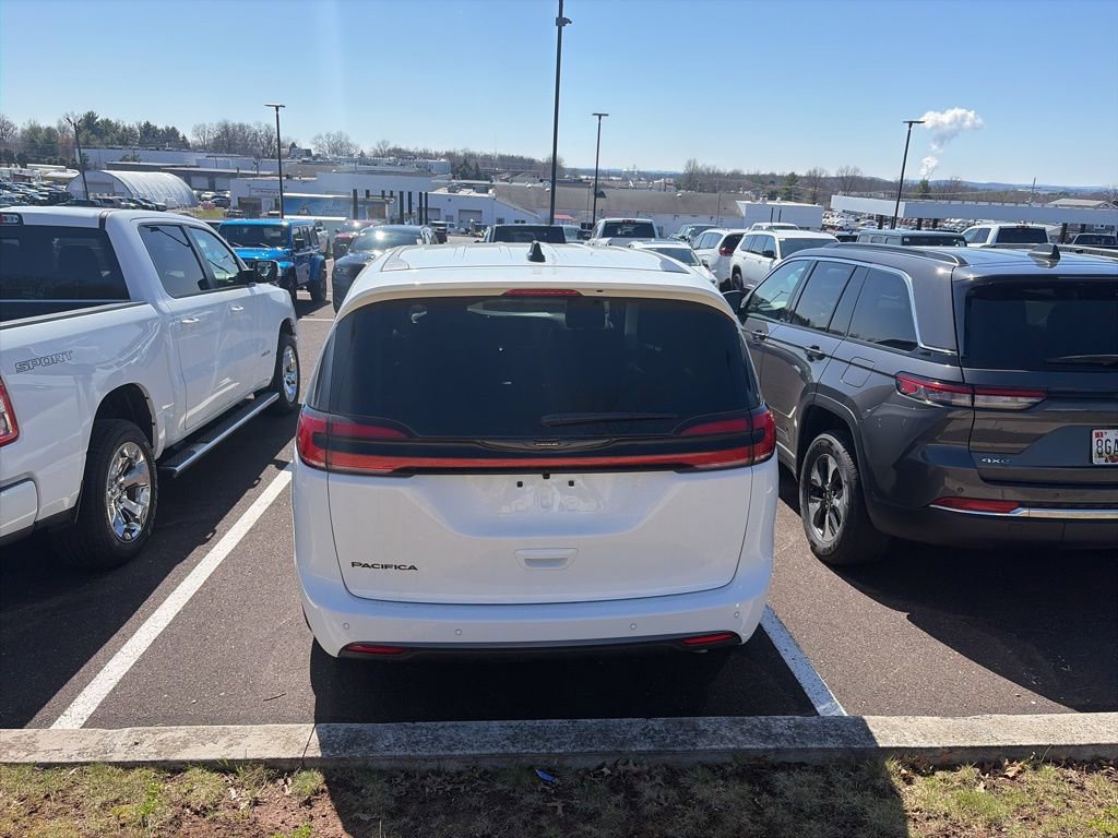 Used 2026 Chrysler Pacifica Select image 6
