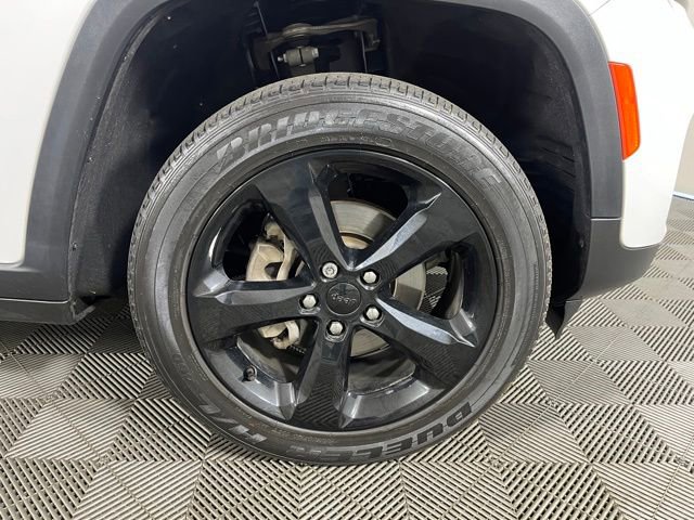 Used 2023 Jeep Grand Cherokee Laredo AWD/4WD image 9