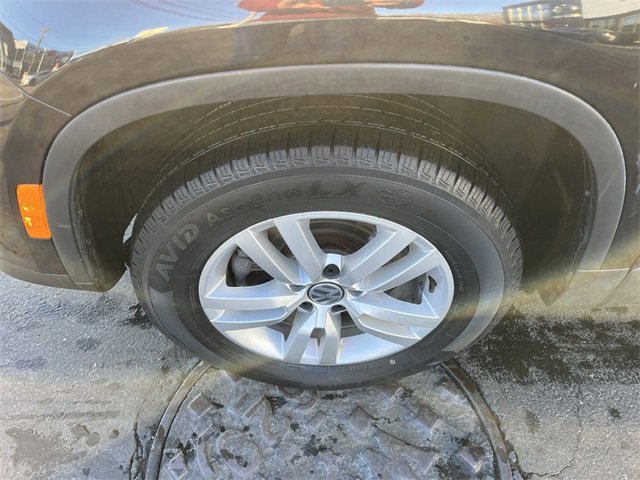 Used 2017 Volkswagen Tiguan S image 10