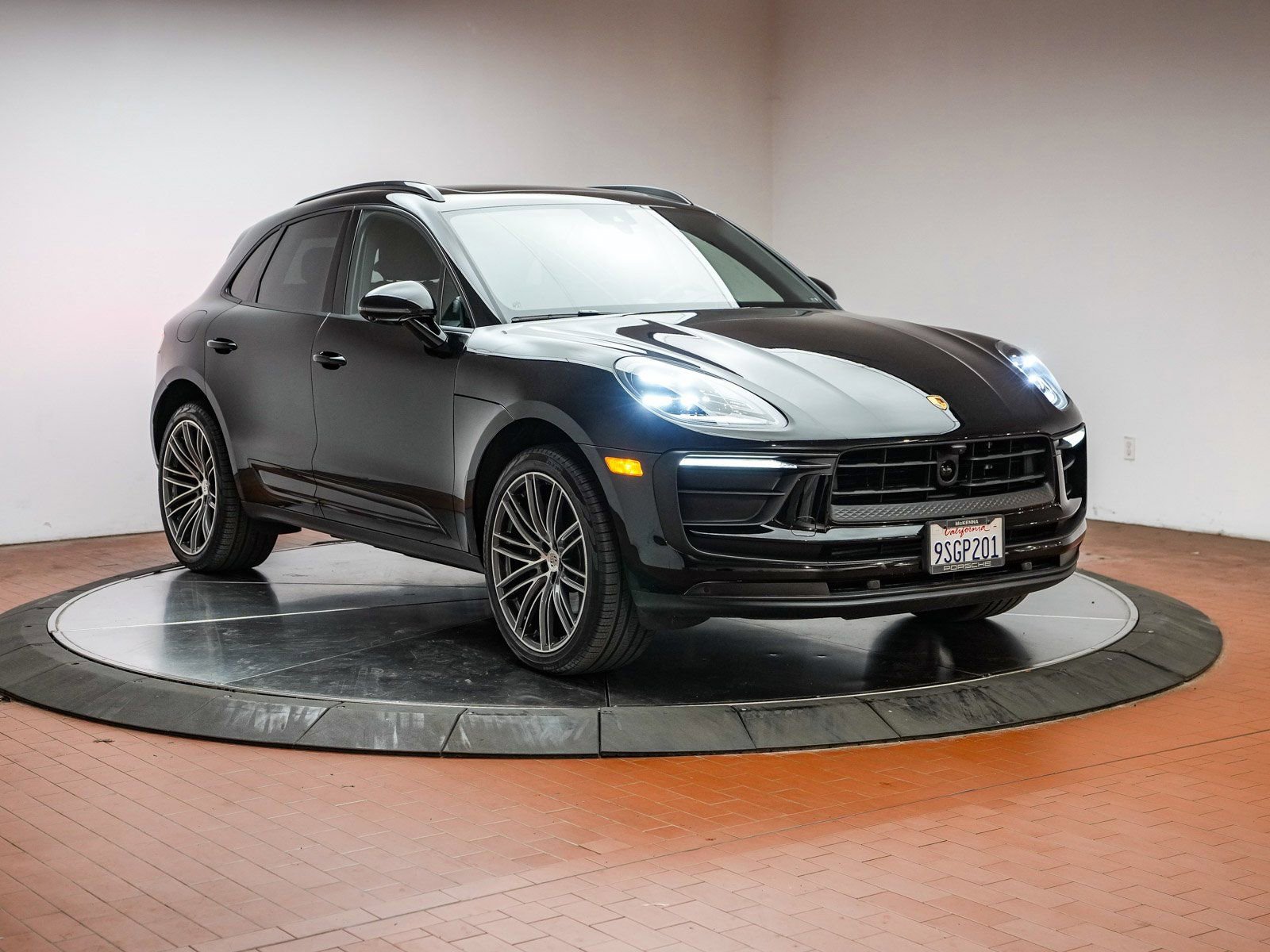 Certified 2025 Porsche Macan image 13