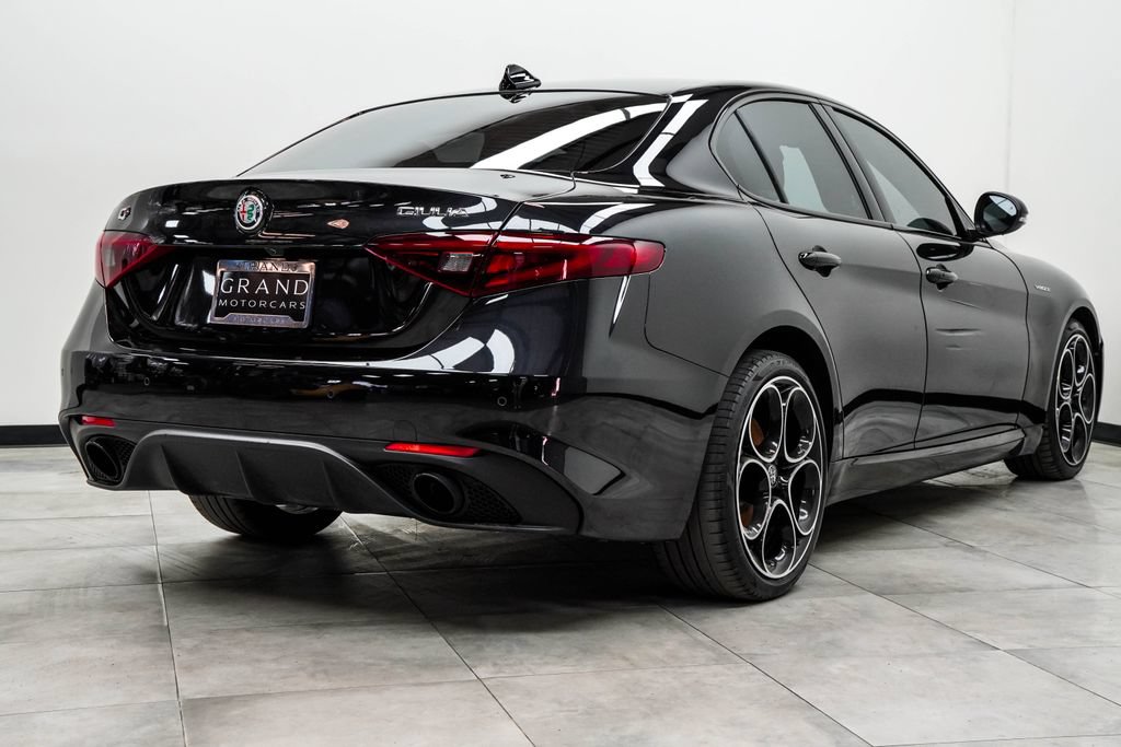 Used 2023 Alfa Romeo Giulia Veloce AWD/4WD image 12