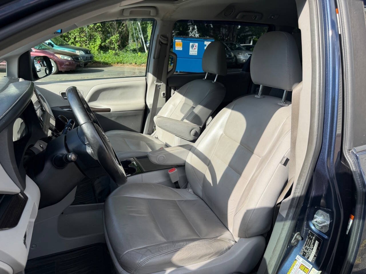 Used 2018 Toyota Sienna XLE w/ XLE Navigation Package FWD image 10