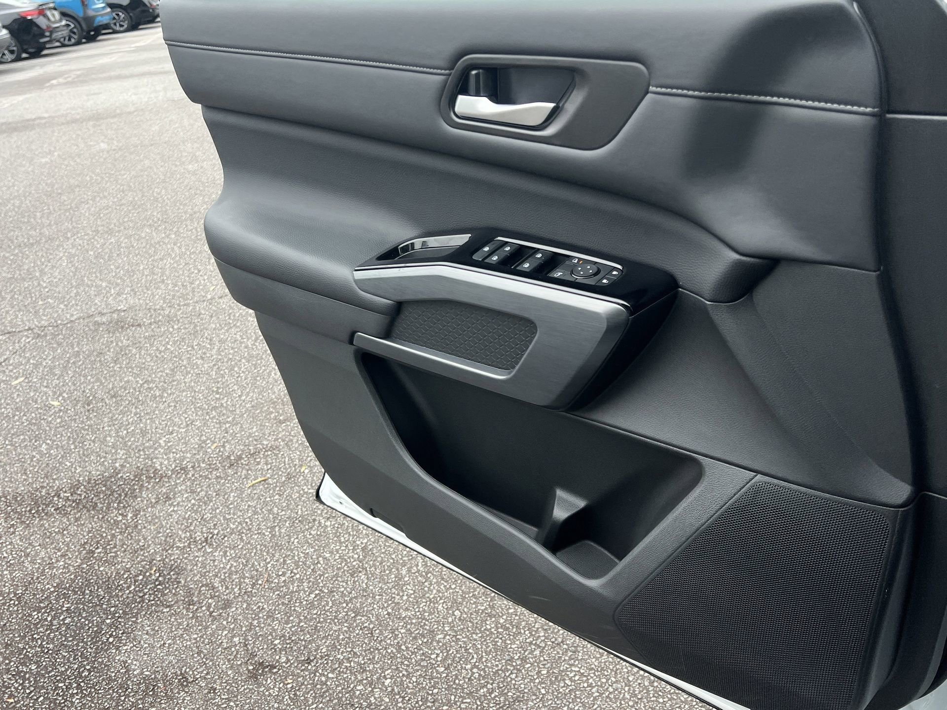 Certified 2025 Nissan Pathfinder SL w/ Black Appearance Package FWD image 13