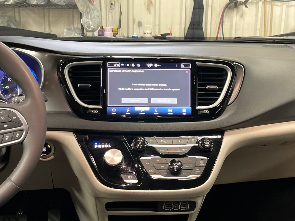 Used 2024 Chrysler Pacifica Touring-L FWD image 19