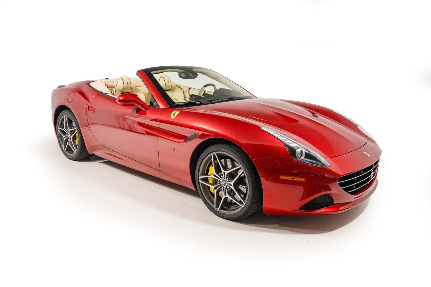 Used 2015 Ferrari California T RWD image 18
