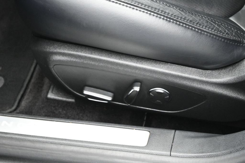 Used 2017 Lincoln MKZ Reserve FWD image 9
