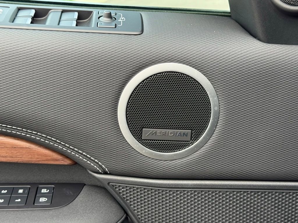 Certified 2025 Land Rover Discovery Dynamic SE image 14