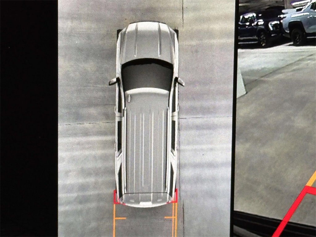 Used 2024 GMC Yukon SLT w/ SLT Luxury Package image 28